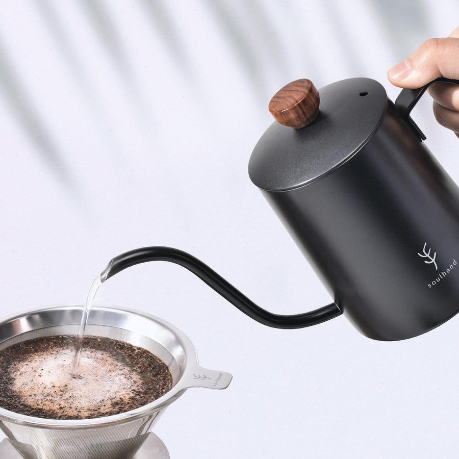 https://www.soulhandpro.com/cdn/shop/products/soulhand-gooseneck-kettle-pour-over-coffee-kettle-with-thermometer-21oz600ml-pour-over-soulhand-653767_900x.jpg?v=1647424274